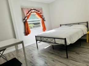 Queen bedroom near Finch Subway